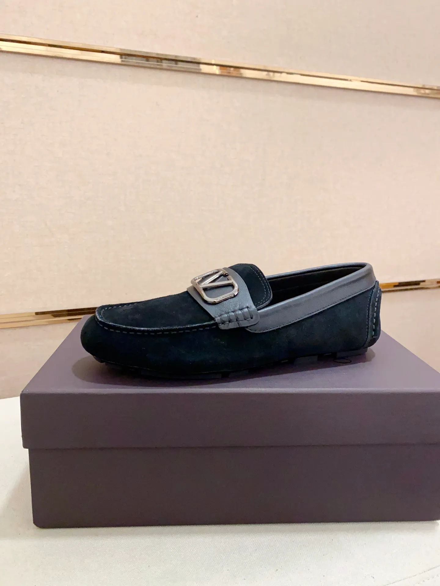 Men's shoes💰: 680💰VALENTINO, made of imported cowhide with imported water-dyed cowhide lining, iconic hardware and iconic wear-resistant outsole. 38-44. 45 VALENTINO packaging can be customized to enjoy the brand’s iconic product packaging